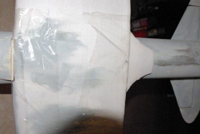 si nota il foglio di plastica che protegge l'ala da eventuali incollaggi
