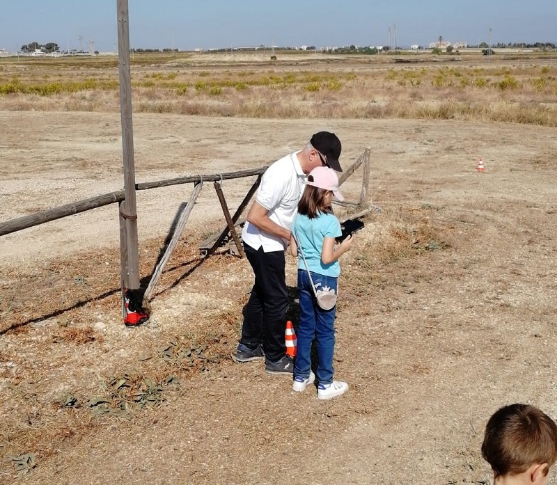 marcello fa testare i droni ai piccoli spettatori