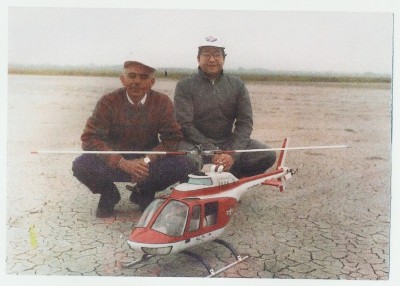 Mario Lomartire con il suo Jet Ranger e Giovanni Gigante -  Anni '70