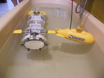 Nelle ultime foto si vede la boa sopra il Nautilus , quindi in fase di immersione.La vasca non permetteva i 5 metri.